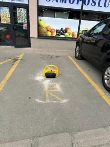 um carro estacionado num parque de estacionamento com um cone amarelo em Apartman FRIDAY em Travnik