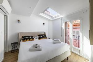 a bedroom with a large white bed with a skylight at Typical 2 room apartment Suquet - 1BR4p in Cannes