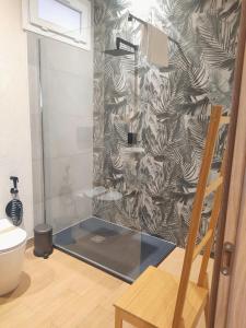 a shower in a bathroom with a glass wall at Ti Scialíi Suites Rooms and Relax in Pachino