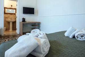 a bedroom with white towels on a bed at Primo Piano in Misterbianco