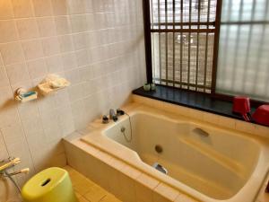 KOTO TEA HOUSE - Vacation STAY 12808 في كوماموتو: حمام مع حوض استحمام ومرحاض