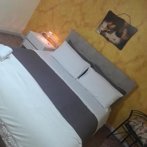 マテーラにあるCasa Vacanza Nonna Doraのベッド(白いシーツ、枕付)
