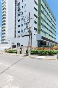 eine leere Straße vor einem großen Gebäude in der Unterkunft Apartamento com piscina in Recife