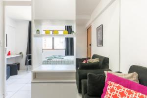 - un salon avec un canapé et une chaise dans l'établissement Apartamento com piscina, à Récife
