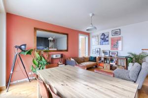 - un salon avec une table et un canapé dans l'établissement Résidor - Sublime Appartement avec terrasse, à Saint-Ouen