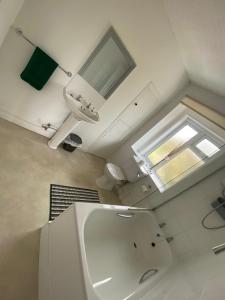 uma casa de banho com um lavatório e uma janela em The Penruddocke Arms em Dinton