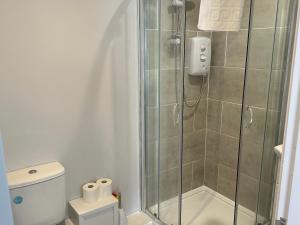 ein Bad mit einer Dusche und einem WC in der Unterkunft Smeaton serviced Accommodation in Liverpool