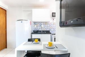 une petite cuisine avec deux tasses sur une table dans l'établissement Apartamento com piscina, à Récife