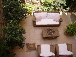 un patio con sofá, sillas y árboles en Άλκηστις Alkistis, en Loutra Edipsou
