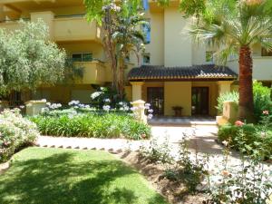 una casa con un jardín delante de ella en Greenlife Village Apartment, en Marbella