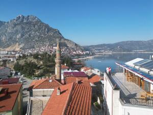 uma vista para uma cidade com um lago e montanhas em Fulya Pension em Egirdir