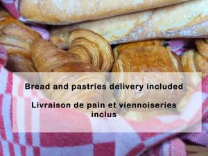 un ammasso di pane e prodotti da forno consegnati a domicilio incluso il livhedon de pain et vin di Julianna , appartements avec services gratuits a Morzine