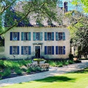 Κήπος έξω από το Chateau Mas de Pradie B&B Fountain view room