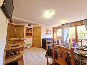 a kitchen and dining room with a table and chairs at Balcon des pistes - 217-218 - Appt tout confort 8p in Les Deux Alpes