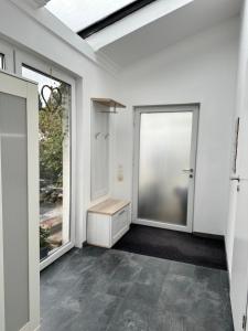una stanza vuota con una porta e una finestra di Ferienwohnung Steinebach 