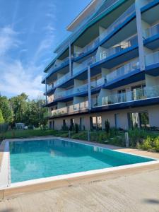 an empty swimming pool in front of a building at Mistral Residence 408 in Balatonföldvár