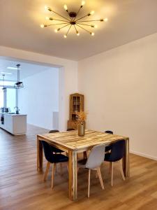 uma sala de jantar com uma mesa de madeira e cadeiras em Private rooms - European Quarter em Bruxelas