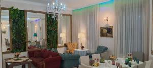 un soggiorno con divano, sedie e specchio di Hotel and Restaurant "VILLA GIVISI" a Lagodekhi