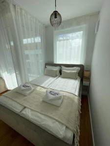 Queens Peak Apartment في كولونيا: غرفة نوم عليها سرير وفوط