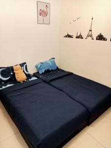 ein Bett in einem Zimmer mit einer blauen Decke und dem Eiffelturm in der Unterkunft Cozy homestay Ipoh 12 pax at Station 18 in Ipoh