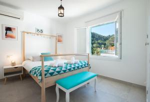カラ・デ・サント・ビセントにあるOwl Booking Villa Magdalena - 5 Min Walk to the Beachのベッドルーム(ベッド1台、窓付)