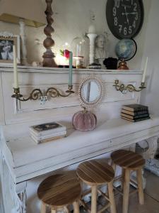 einen Tisch mit zwei Hockern und zwei Kerzen darauf in der Unterkunft Maison féérique et ludique, avec jeux de piste in Saint-Romain-le-Preux