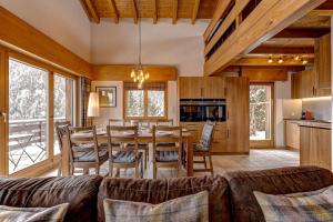 a dining room and kitchen with a table and chairs at Chalet Coeur in La Tzoumaz
