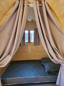Łóżko lub łóżka w pokoju w obiekcie camping hôtel les airelles