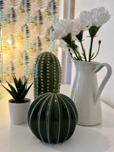 dwa wazy i kaktus na stole w obiekcie Le Fleuri w Lille