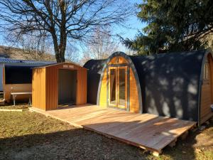 Ogród w obiekcie camping hôtel les airelles