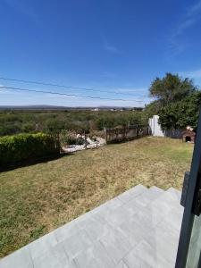 uma vista para um pátio com uma cerca em Intimi2 em Yzerfontein
