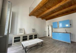 フィレンツェにあるResidenza Cavourのテーブルとキッチン付きの広い客室です。