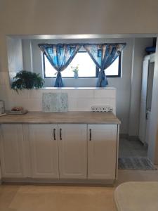 uma cozinha com um balcão e uma janela em Intimi2 em Yzerfontein