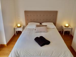 um quarto com uma grande cama branca e 2 candeeiros em Le Hublot em Le Touquet-Paris-Plage
