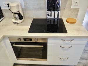 uma cozinha com uma placa de fogão e um balcão em Le Hublot em Le Touquet-Paris-Plage
