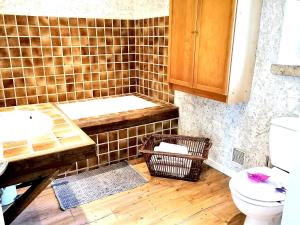 Ένα μπάνιο στο Maison de 2 chambres avec jardin clos et wifi a Sainte Genevieve les Gasny