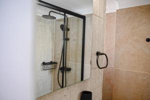 y baño con ducha y puerta de cristal. en Zografou luxury apartment 1 bedroom 4 pers by MPS, en Atenas