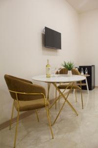- une salle à manger avec une table et deux chaises dans l'établissement Lux Plaza Hotel, à Arbatʼ