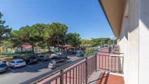 MassaにあるDaniela Apartments - Happy Rentalsの車を駐車した通りのバルコニーからの眺め