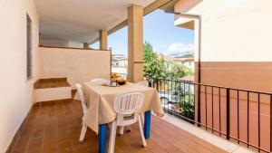 MassaにあるDaniela Apartments - Happy Rentalsのバルコニー(テーブル、椅子付)