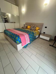 Un pat sau paturi într-o cameră la Mansarda Polpetta