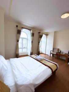 Postel nebo postele na pokoji v ubytování ANH ĐÀO HOTEL