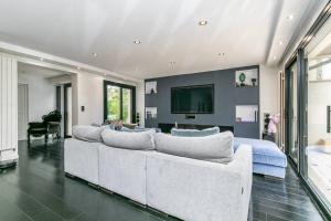 Et tv og/eller underholdning på Villa, centre-ville, Paris, Disneyland, Ascenseur, Parkings