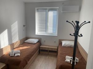 1 dormitorio con 2 camas y toallas. en Hostel Flora Mezdra, en Mezdra