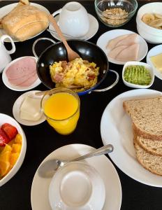 uma mesa coberta com pratos de comida e uma frigideira de comida em Hotel Casa Kolping em Castro