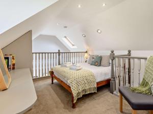 1 dormitorio con 1 cama y balcón en 1 Bed in Bassenthwaite 91211, en Bassenthwaite Lake