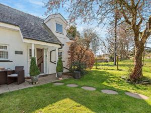 Bassenthwaite Lake1 Bed in Bassenthwaite 91211的房屋设有1个带桌椅的庭院