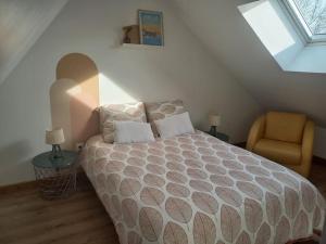 1 dormitorio con 1 cama grande y 1 silla en Gîte de la vallerie - Entre Seine et Mer, en Auzebosc