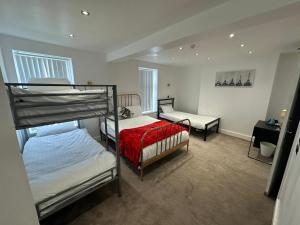 um quarto com 2 beliches e um sofá em Olive Lodge Blackpool em Blackpool