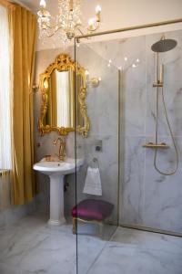 a bathroom with a sink and a shower with a mirror at Apartament Książęcy przy Zamkowej w Wałbrzychu in Wałbrzych